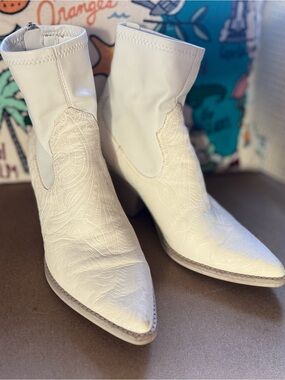 Dolce Vita Shanta Off-White Western Sock Ankle Boots Size 8 EUC except pull tab